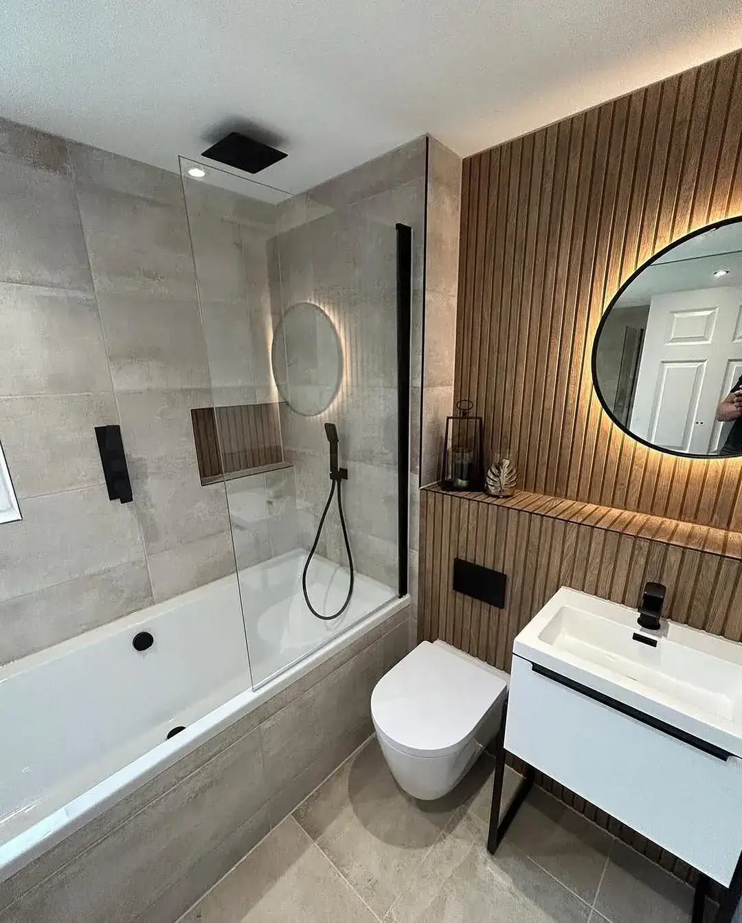Bathroom with slats and LED mirror