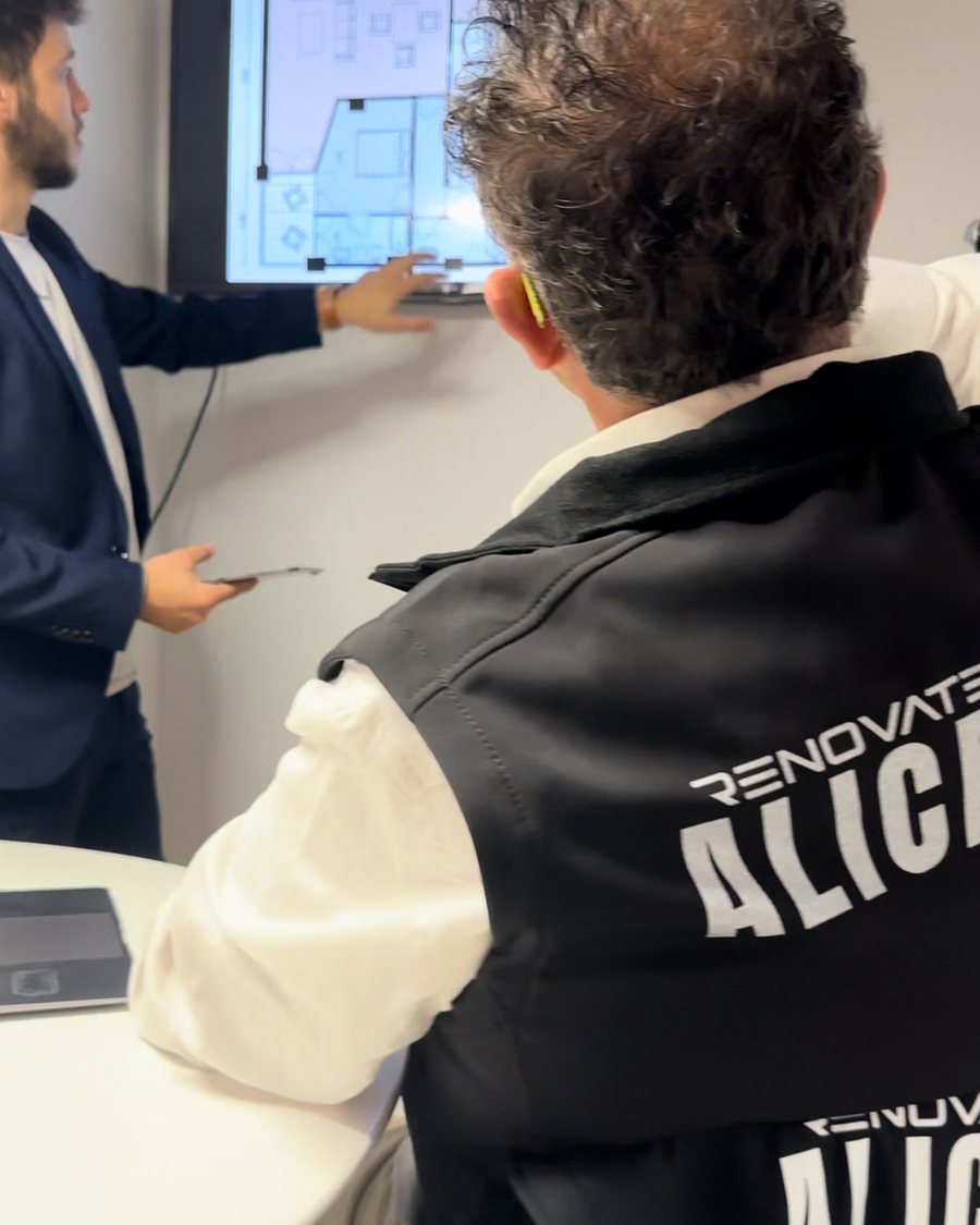 Equipo de RenovaTech revisando el plano de una reforma en la oficina