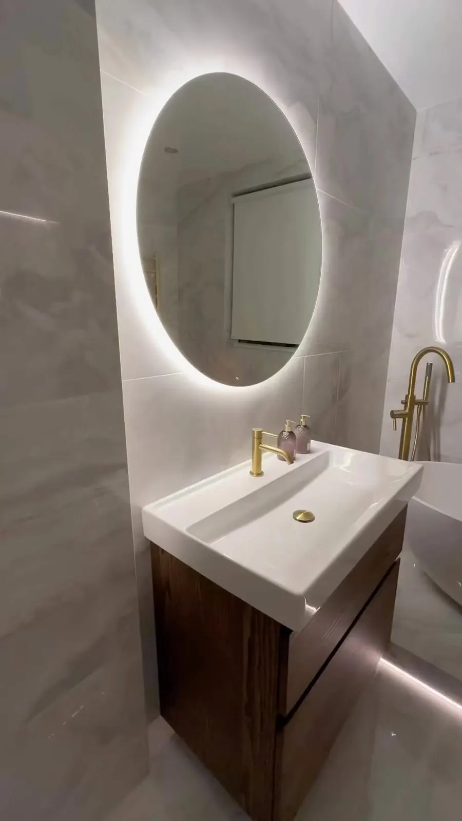 Basin with round mirror